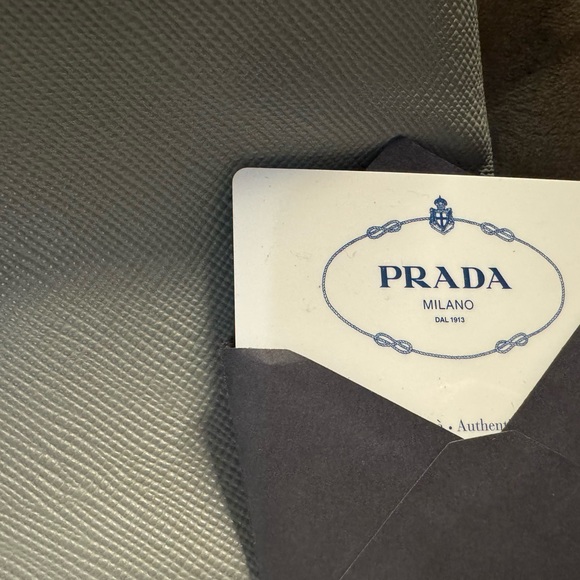 Prada - Picture 4 of 17